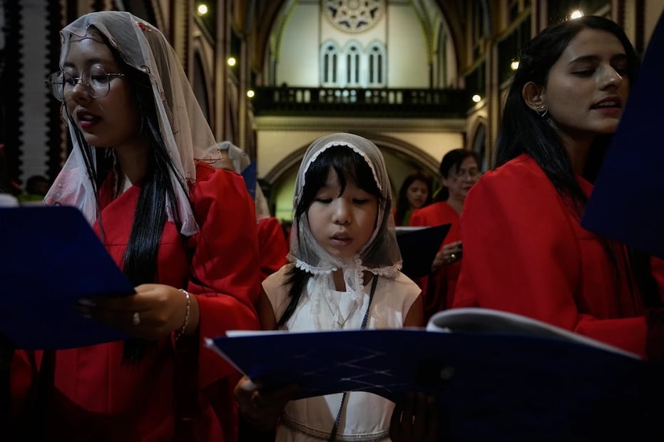Cristianos asisten a la oración de Nochebuena, el miércoles 24 de diciembre de 2025, en la Catedral de Santa María en Yangón, Myanmar. Foto: AP