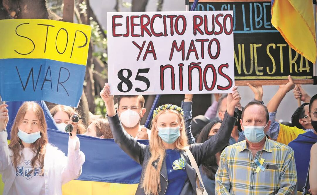 Con pancartas de “paren esta guerra”, las comunidades ucranianas y rusas en México exigieron la paz. Foto: Berenice Fresgoso/ EL UNIVERSAL.