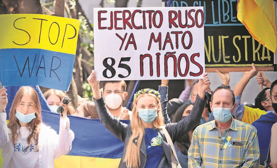 Con pancartas de “paren esta guerra”, las comunidades ucranianas y rusas en México exigieron la paz. Foto: Berenice Fresgoso/ EL UNIVERSAL.
