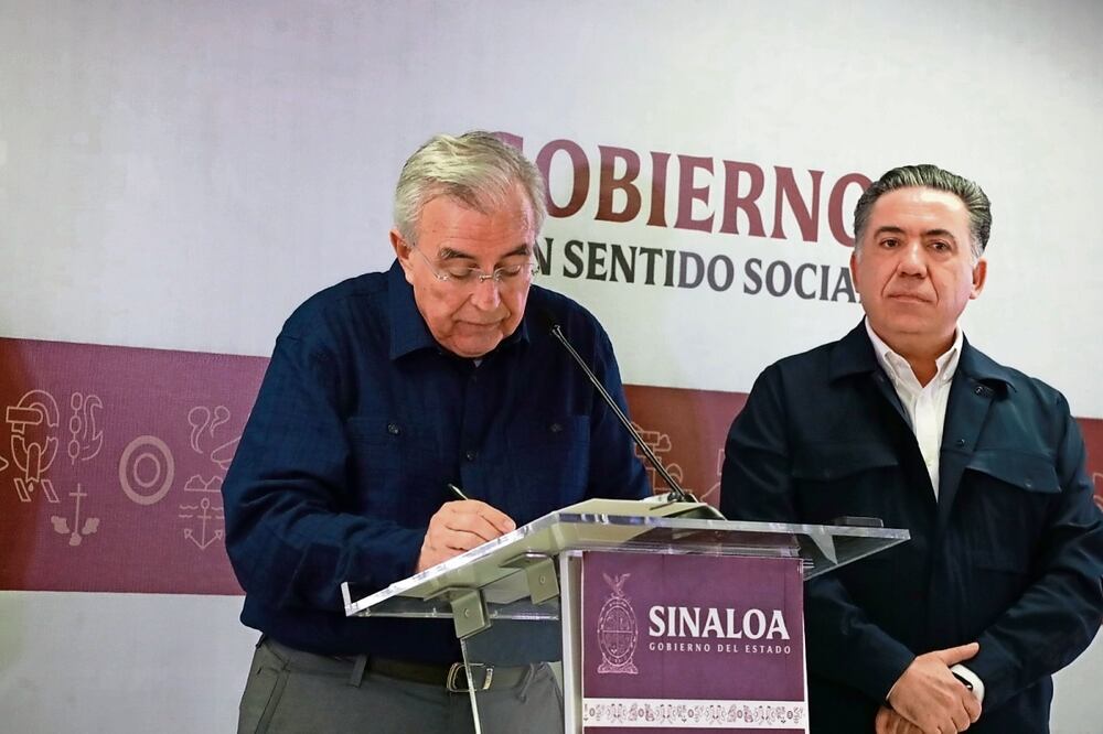 Rubén Rocha (izq.) dijo que sólo falta que el Congreso apruebe la iniciativa para que la consulta de revocación de mandato se pueda aplicar este año. Foto: Especial