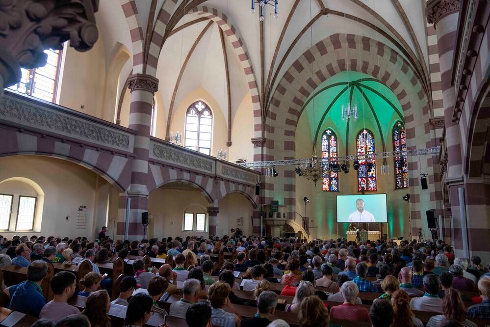 Un servicio religioso generado casi en su totalidad por inteligencia artificial, en una iglesia en Nuremberg, Alemania. Foto: AP