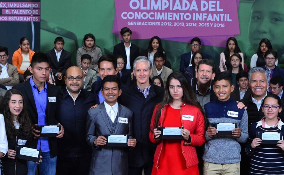 Entregan estímulos a 66 niños de educación básica que lograron los mejores resultados en la Olimpiada del Conocimiento del 2016. (Foto: Cortesía Gobierno del Estado de México)