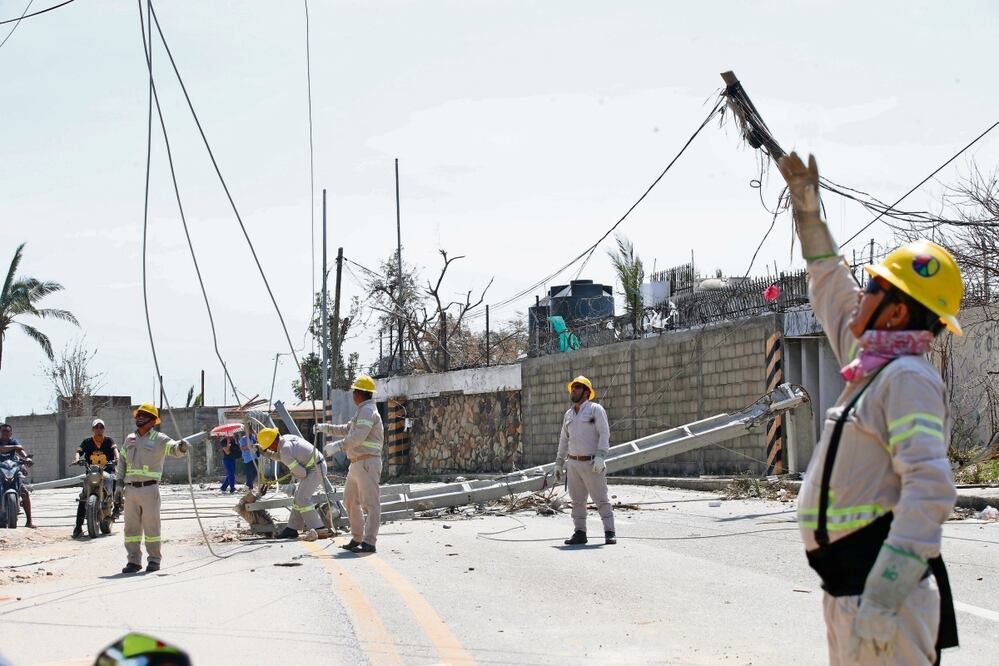 Las telecomunicaciones y el flujo eléctrico fueron afectados por Otis. Foto: Valente Rosas / El Universal