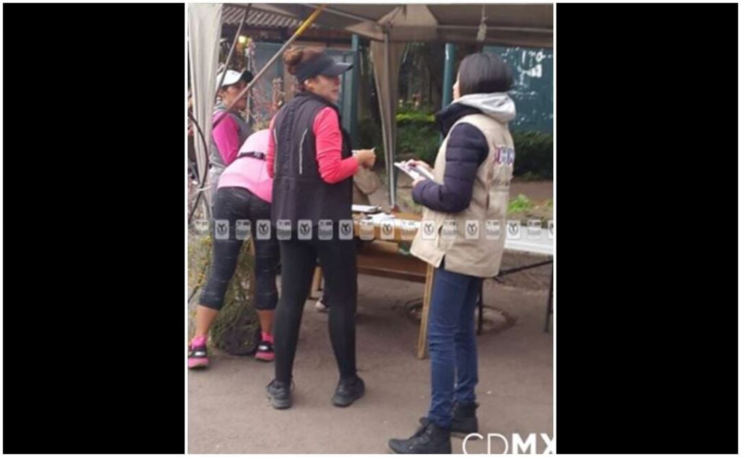 Personal del gobierno capitalino explica a los deportistas cómo funcionan los botones Foto: @ciudad_segura