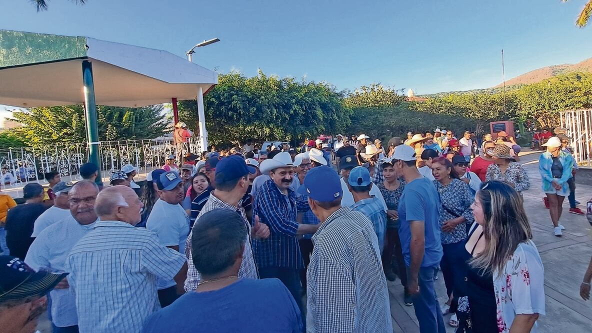 El abanderado se disculpó con sus seguidores por no poderles ofrecer una silla y agua. Foto Especial