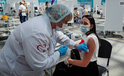 Noruegas reportan aumento en talla de pecho tras vacuna antiCovid; esto dicen los expertos