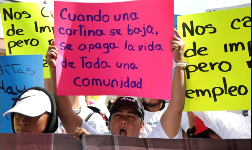 Comerciantes de la ANPEC se manifestaron contra el aumento del IEPS a bebidas azucaradas y cigarros afuera de la Cámara de Diputados en la Ciudad de México, el 7 de octubre de 2025. Foto: Carlos Mejía/EL UNIVERSAL