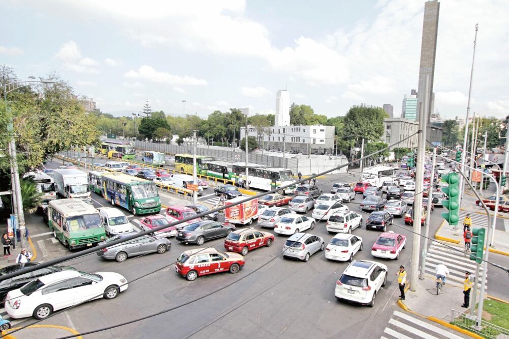 Sobre la avenida Chapultepec la constante es el desastre vial en las horas pico, como el que se genera en la cercanía del paradero del mismo nombre (CARLOS MEJÍA. EL UNIVERSAL)
