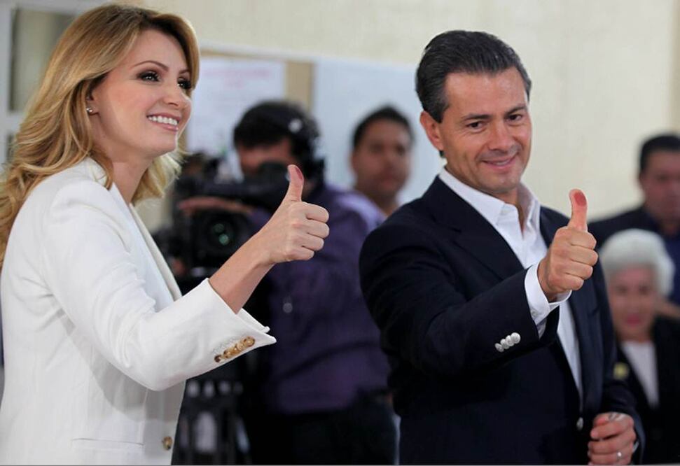 El presidente Enrique Peña Nieto, acompañado de su esposa, Angélica Rivera, asistió este domingo cerca de las 12:00 horas a emitir su voto en la delegación Miguel Hidalgo y dijo que casi la totalidad de las casillas han sido instaladas en el país. Foto Lucía Godínez