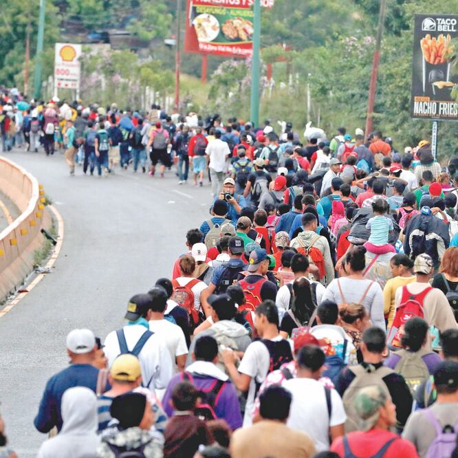 Aspecto de la caravana de migrantes hondureños que ayer se trasladó de la ciudad de Chiquimula hacia Zacapa, en Guatemala. Prevén cruzar México y llegar a Estados Unidos e, incluso, Canadá. Foto: ESTEBAN BIBA. EFE