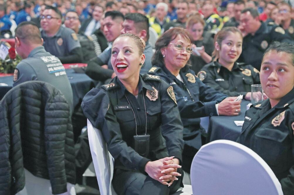 Los nuevos uniformes de los agentes de Seguridad tienen una cámara que graba su jornada laboral para dar testimonio de las acciones que realiza y así descartar omisiones o reacciones injustificadas (FOTOS: ALEJANDRA LEYVA. EL UNIVERSAL)