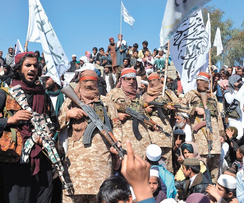 Militantes y aldeanos afganos del talibán asistieron a una reunión mientras celebraban el acuerdo de paz y su victoria en el conflicto contra Estados Unidos en Afganistán, en el distrito de Alingar, provincia de Laghman. NOORULLAH SHIRZADA. AFP
