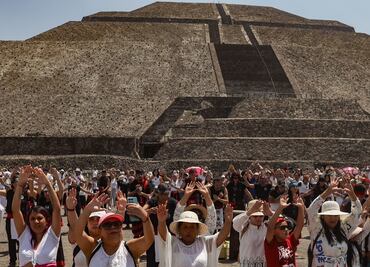 Vestidos de blanco, personas acuden a las pirámides de Teotihuacán para recargarse de energía