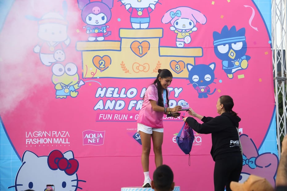 Tu inscripción a la carrera de Hello Kitty un kit con artículos como una playera y morral conmemorativo. Foto: Facebook Fhinix Sports