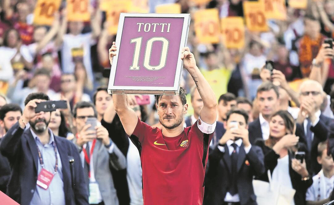 El italiano puso fin a una carrera de 25 años en el equipo romano. (REUTERS)