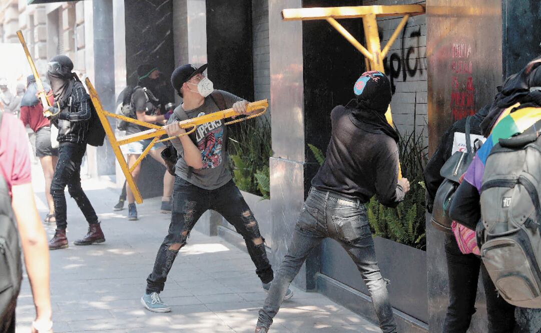 The so-called anarchists wreaked havoc in Mexico City - Photo: Adriana Hernández/EL UNIVERSAL
