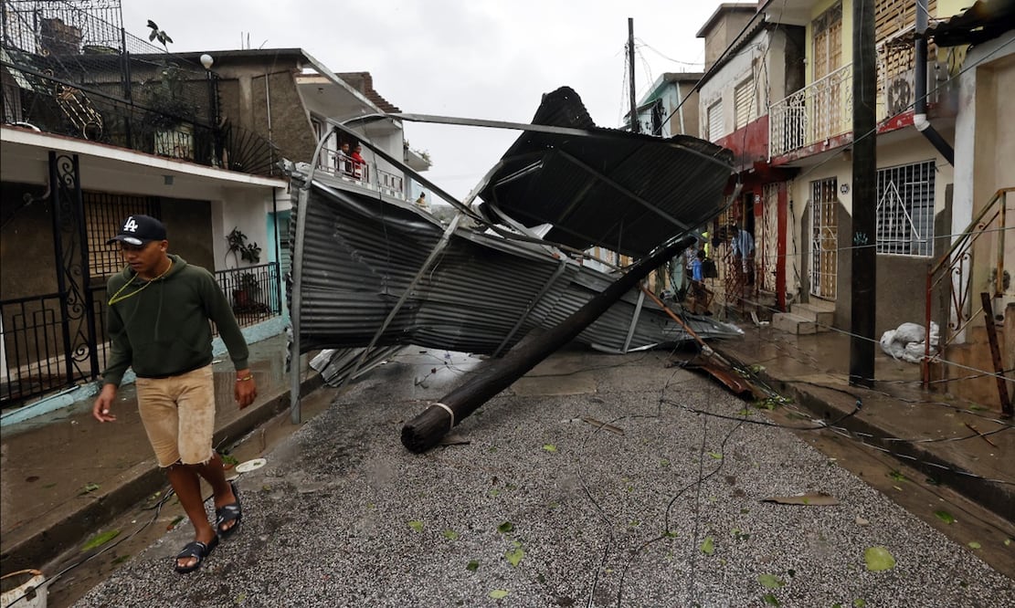 Un hombre camina por una calle afectada en Santiago de Cuba, tras el paso del huracán "Melissa", en Cuba, el miércoles 28 de octubre de 2025. Foto: EFE