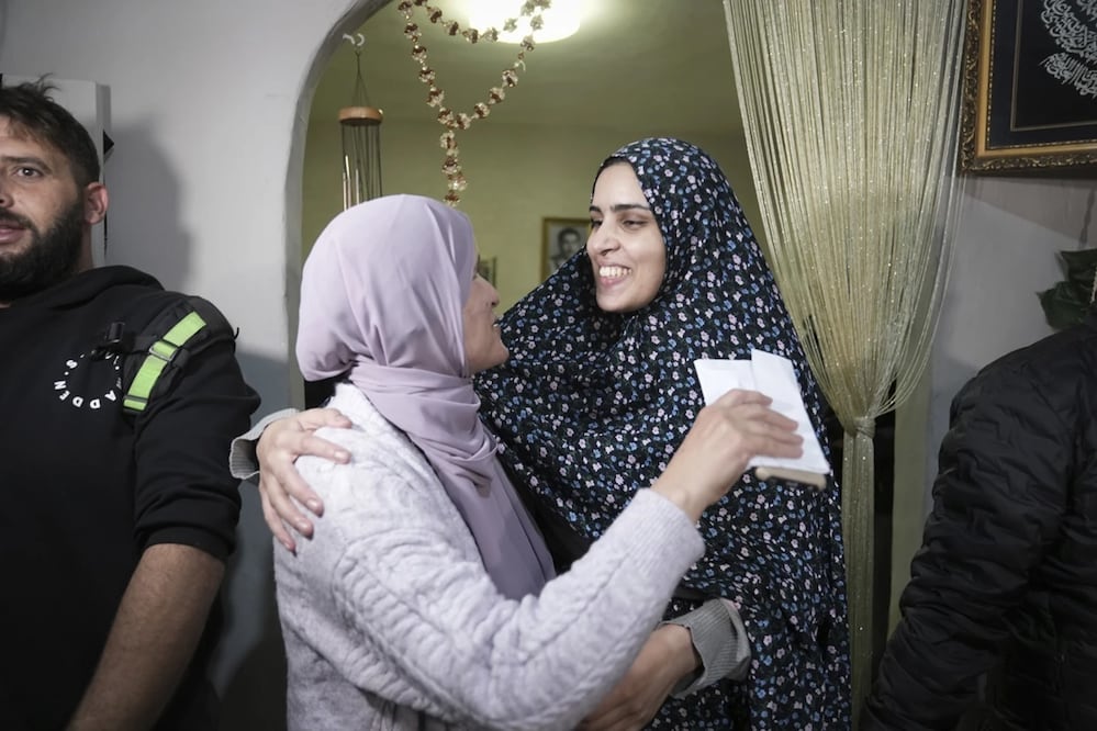 Marah Bakir, a la derecha, una exprisionera palestina que fue liberada por las autoridades israelíes, el viernes, es bienvenida en la casa de su familia en el barrio de Beit Hanina, en Jerusalén oriental. Foto: AP