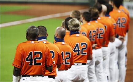 Astros y Athletics honran a Jackie Robinson y se retiran del campo