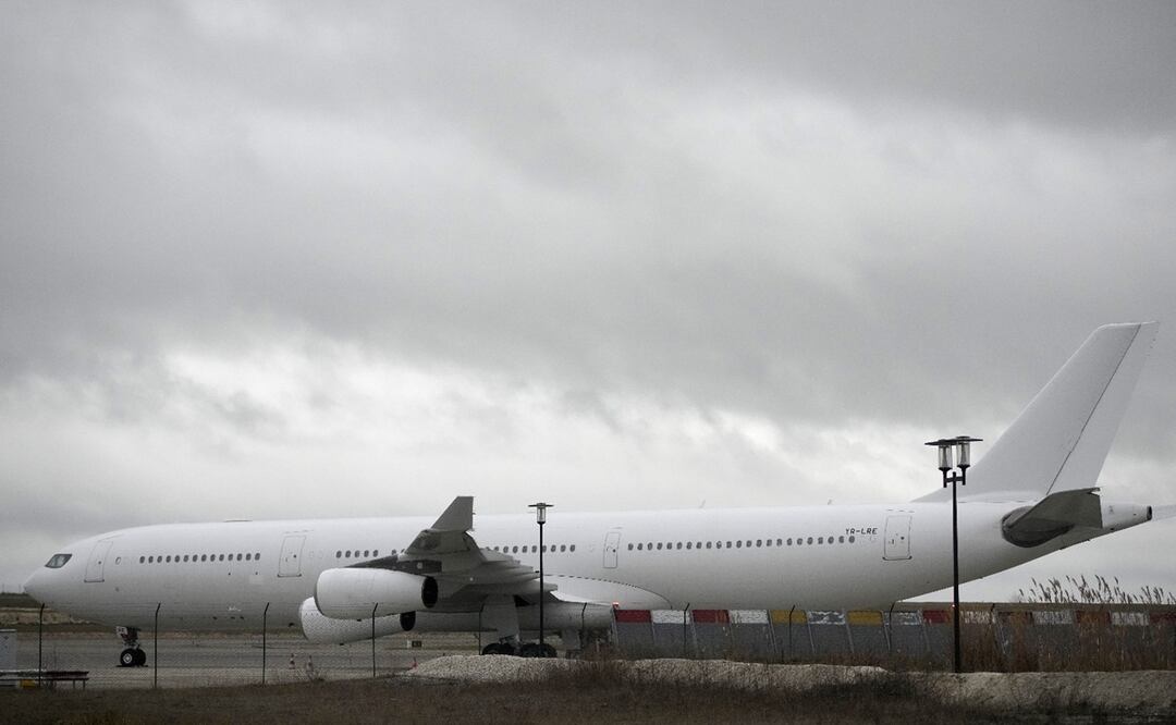 300 ciudadanos indios que se dirigían a Centroamérica están retenidos en un aeropuerto francés debido a una investigación sobre sospecha de trata de personas. Foto: AP