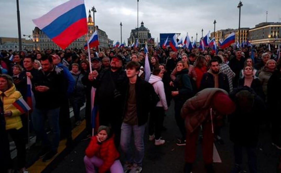 La gente asiste a una manifestación y a un concierto que marca la anexión de cuatro regiones de Ucrania ocupadas por las tropas rusas. Foto: AFP