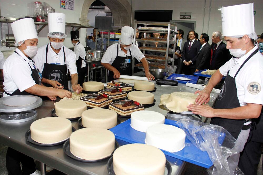 Durante la inauguración de la tienda 69 de La Esperanza. Foto Especial
