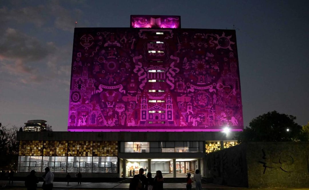 En el marco del 8M Día Internacional de la Mujer, la UNAM iluminó de morado la Biblioteca Central y el Estadio Olímpico Universitario. Foto: Especial