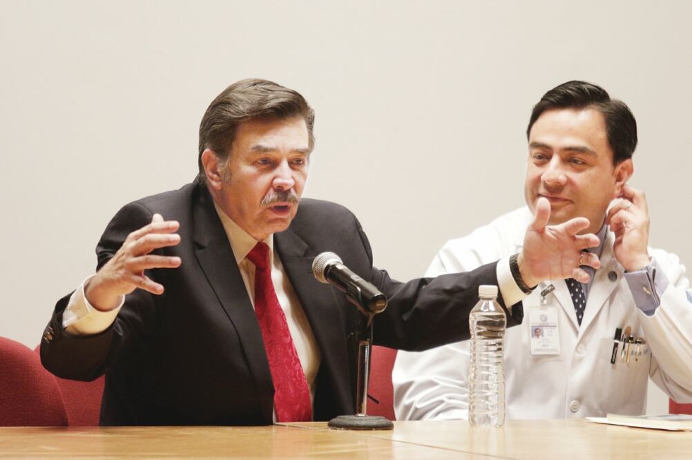 El actor Jorge Ortiz de Pinedo destacó la importancia de mantener el cuidado en los adultos mayores. A la derecha, el doctor Alberto Ávila (LUIS CORTÉS. EL UNIVERSAL)