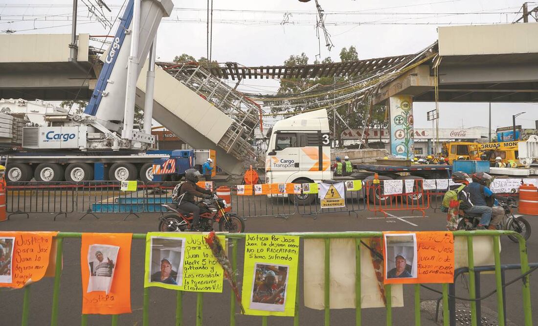 En las vallas se colocaron fotos de las víctimas. Foto: Diego Simón/ El Universal.