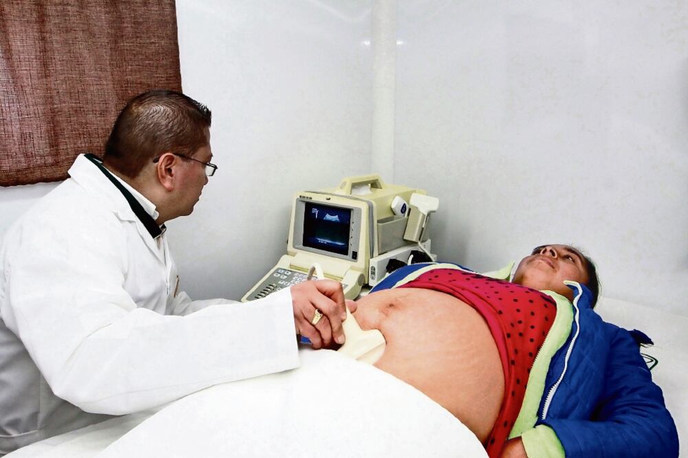 Brindar un trato digno que involucre a las pacientes en la toma de decisiones, así como evitar retrasos son algunas acciones que implementará el IMSS. (ARCHIVO EL UNIVERSAL)