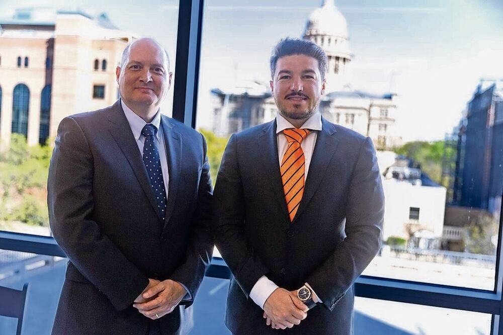 Mitch Carlson, director ejecutivo de Green Corridors, y el gobernador Samuel García.