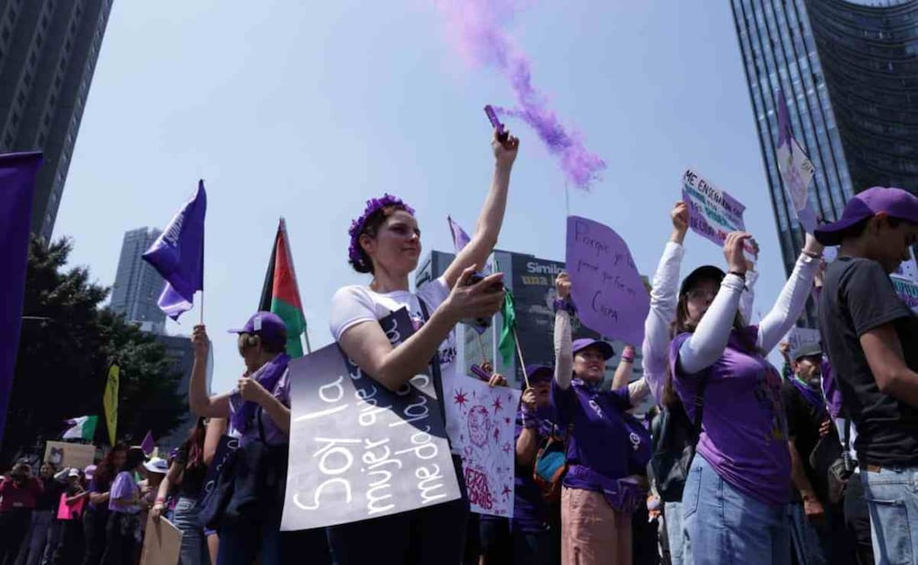 Con bengalas de color morado, mujeres  marcham por el Día Internacional de la Mujer. 8 de Marzo de 2026/ Foto: Fernanda Rojas. EL UNIVERSAL