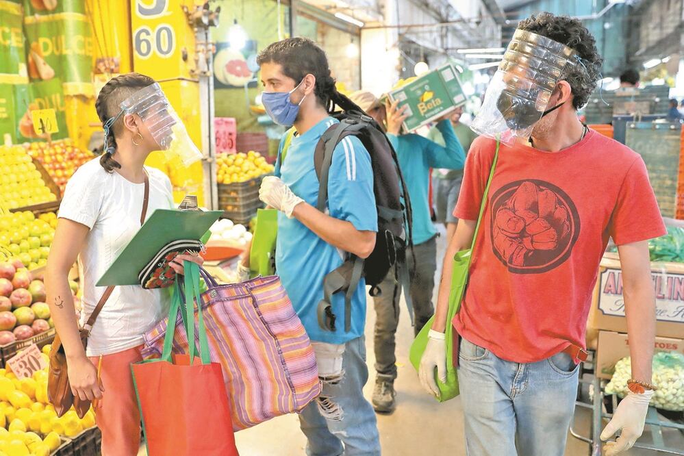 Los días sábado, domingo, miércoles y jueves, Leopoldo, Miguel, Elia y Daniel realizan los encargos de las personas vulnerables, mientras que los martes y viernes llevan los pedidos hasta la puerta. Fotos: JUAN BOITES
