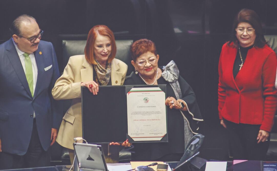 La presidenta del Senado, Laura Itzel Castillo, le entregó a Ernestina Godoy el nombramiento. Foto: de Luis Camacho. El Universal