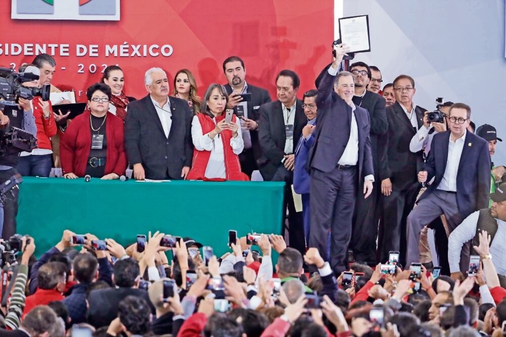 José Antonio Meade recibió ayer la constancia que lo convierte en precandidato del PRI por la Presidencia de la República en 2018 (IVÁN STEPHENS. EL UNIVERSAL)