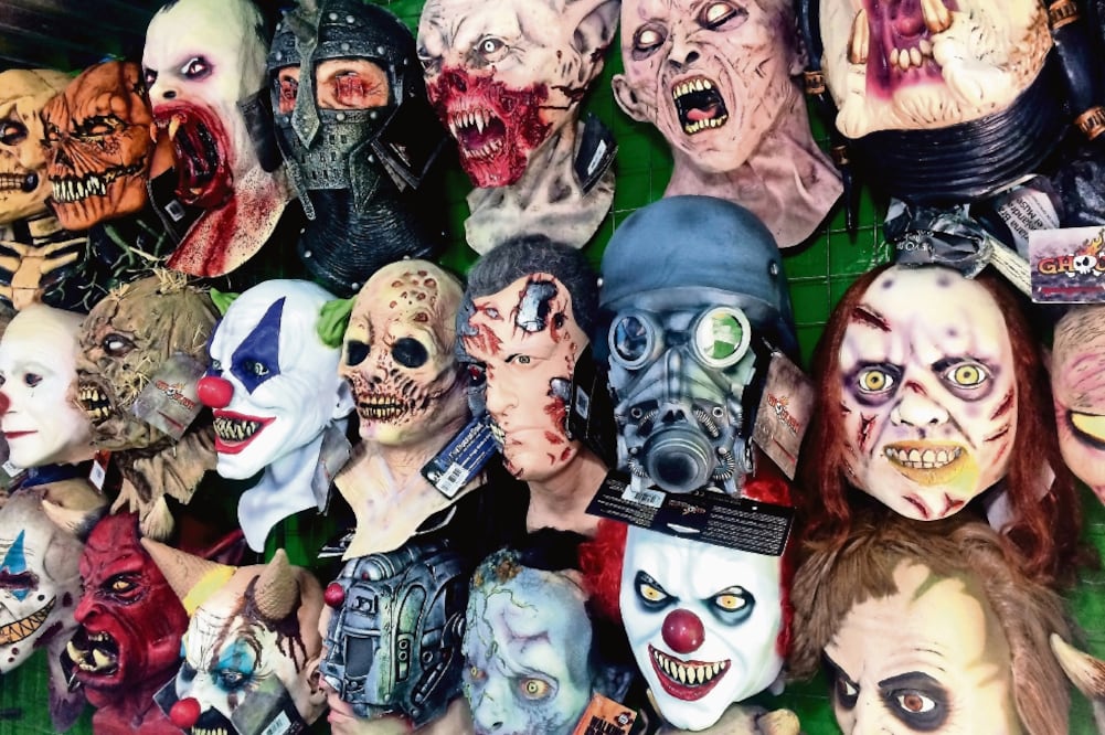 Superhéroes, payasos, personajes de cómics y de películas conviven en los puestos del Mercado de Sonora. Las máscaras van desde los 90 hasta los 350 pesos (ERICK MIRANDA. EL UNIVERSAL)