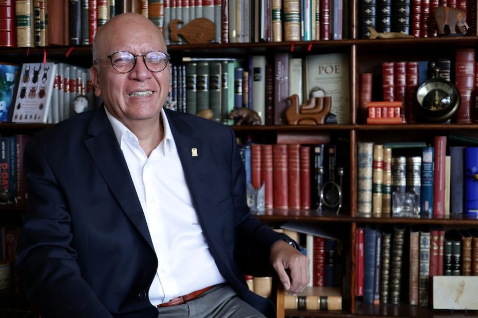 Retrato del poeta y ensayista en 2025, tras recibir el Premio Nacional de Artes y Literatura 2024. Fernanda Rojas/El Universal.