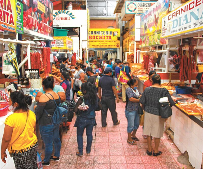 En el mercado Baltazar R. Leyva Mancilla, ayer pareció un día común: la sana distancia estuvo ausente. Foto: ARTURO DE DIOS PALMA. EL UNIVERSAL