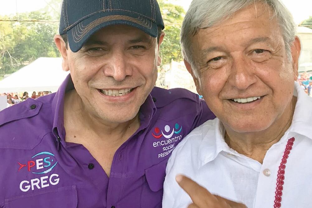 El aspirante presidencial Andrés Manuel López Obrador arropó al ex alcalde de Cancún, Gregorio Greg Sánch ez Martínez, quien fue detenido por presuntos vínculos con el crimen organizado, pero fue exonerado. (TOMADA DE TWITTER)