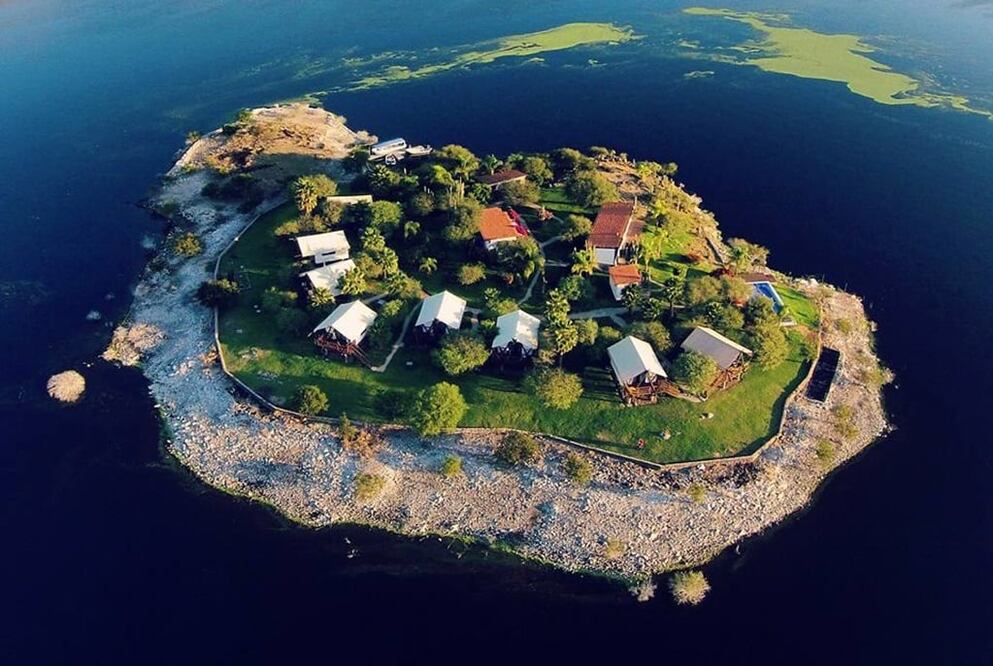 Para llegar a la Isla Tzibanzá deberás realizar un recorrido en lancha de aproximadamente cinco minutos. (Foto: Facebook Isla Tzibanzá)