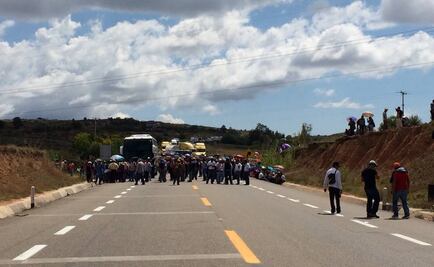 Profesores mantienen tomada la México-Oaxaca