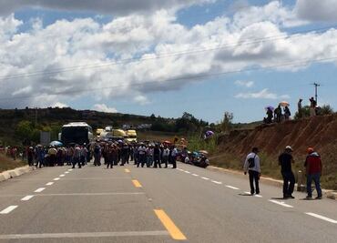 Profesores mantienen tomada la México-Oaxaca