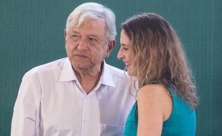 La foto de AMLO beisbolista y Gutiérrez Müller “echando novio” que hace a Morena creer en la transformación