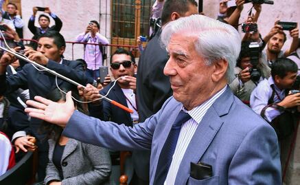 Vargas Llosa celebra su cumpleaños donando libros