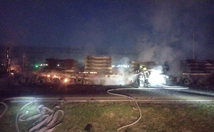 Choque e incendio de 2 tractocamiones dejan un lesionado en la autopista Arco Norte