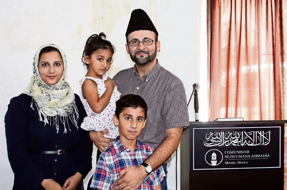 Acompañado de su esposa e hijos, Noman Rana plantea la necesidad de ser productivos, de demostrar la fe y creencia en Dios practicando sus postulados, cuidando a la humanidad. Son originarios de Pakistán (LORENZO HERNÁNDEZ. EL UNIVERSAL)