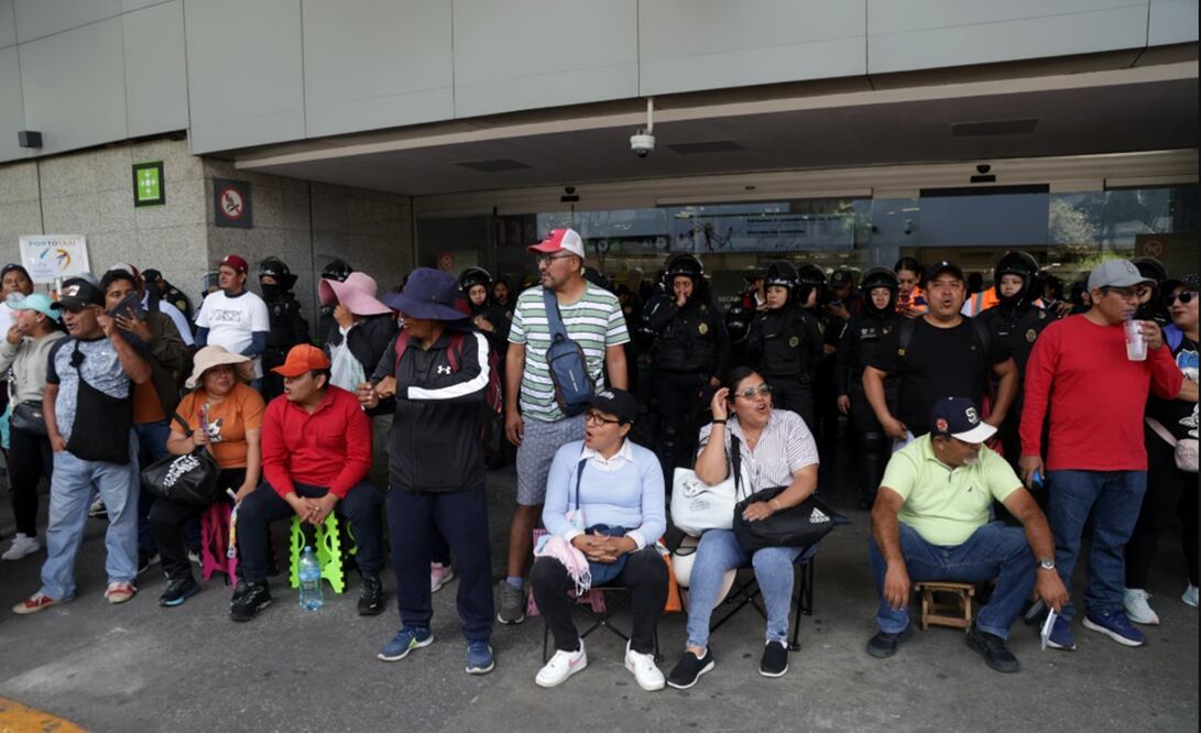 Maestros de la CNTE bloquean los accesos a la Terminal 1 del Aeropuerto Internacional de la Ciudad de México, el 23 de mayo de 2025. Foto: Carlos Mejía/EL UNIVERSAL
