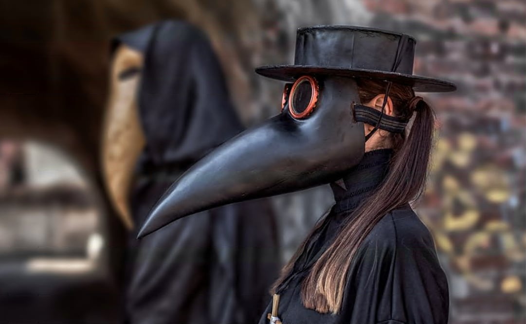 Los médicos que trataban la plaga durante la Edad Media usaban un traje distintivo: la máscara de pico contenía flores secas y reducía el efecto de los malos olores para el médico. Foto: Getty vía BBC