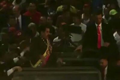 Lanzan objetos a Nicolás Maduro durante recorrido