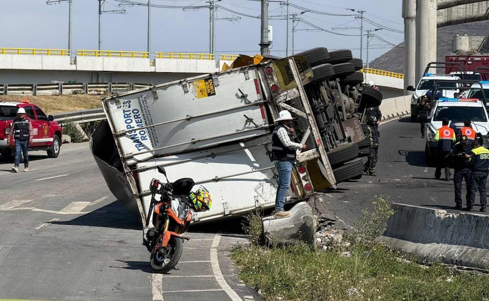 Vuelca tráiler en el Puente de La Concordia; cierran incorporación hacia la México-Puebla.
Foto: Especial.